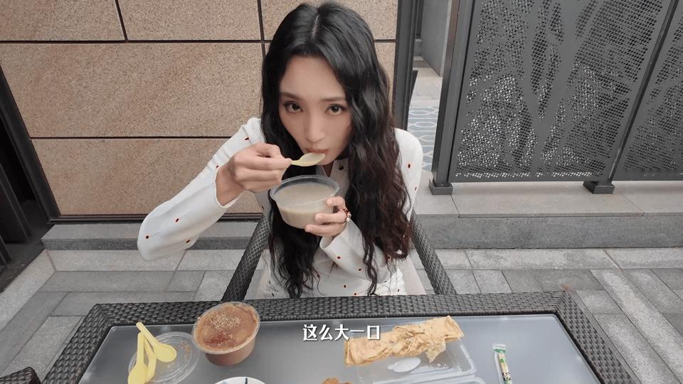 王紫璇说豆汁存在有它的道理王紫璇的北京美食vlog太绝了！豆汁配焦圈居然被她说好