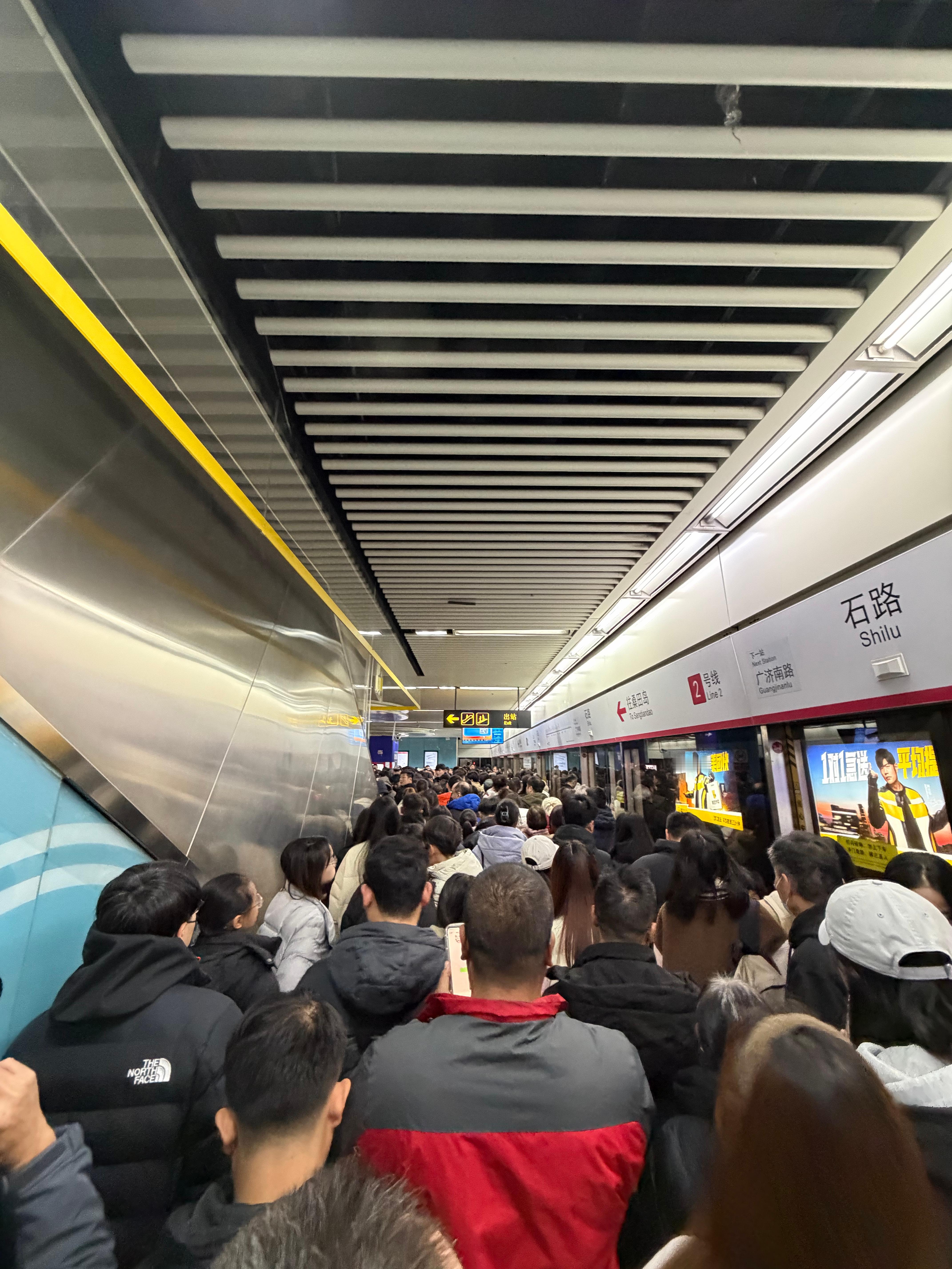 万象天地的魅力地铁站就已经堵上了。 