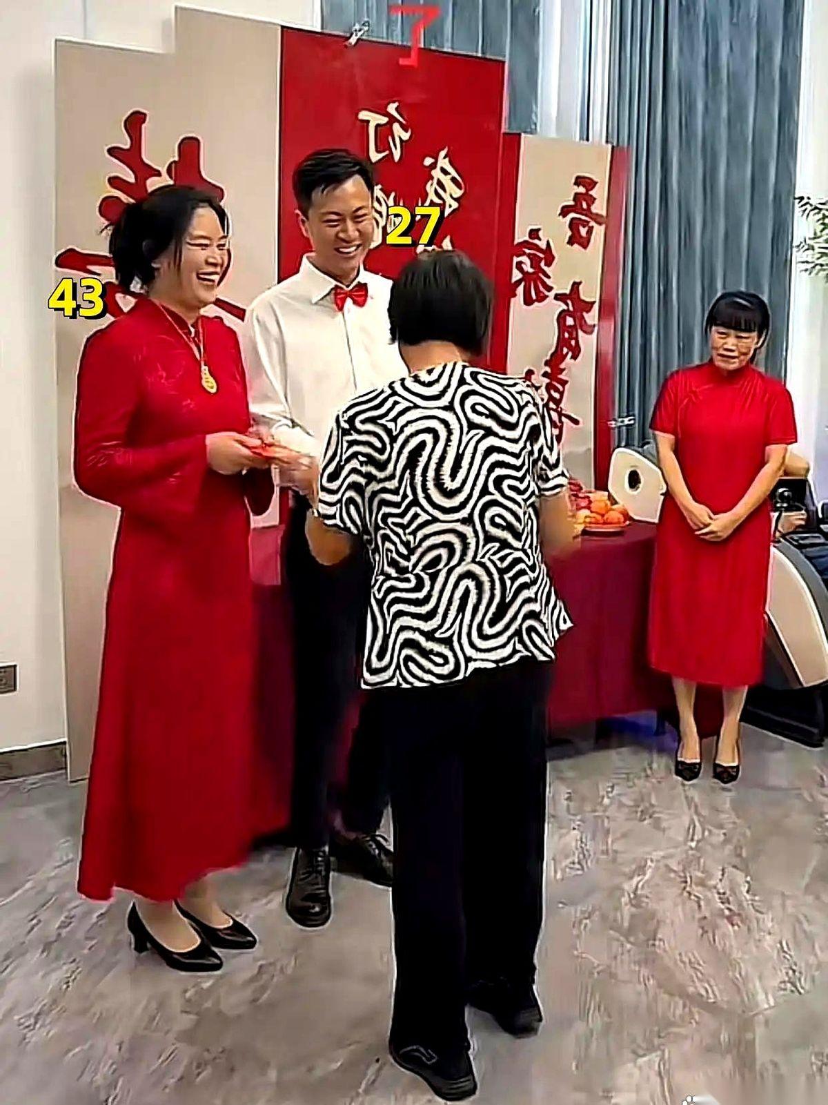 刷到一个婚礼，男的27，女的43。
还是他老板。
就这三个标签，评论区直接炸成了