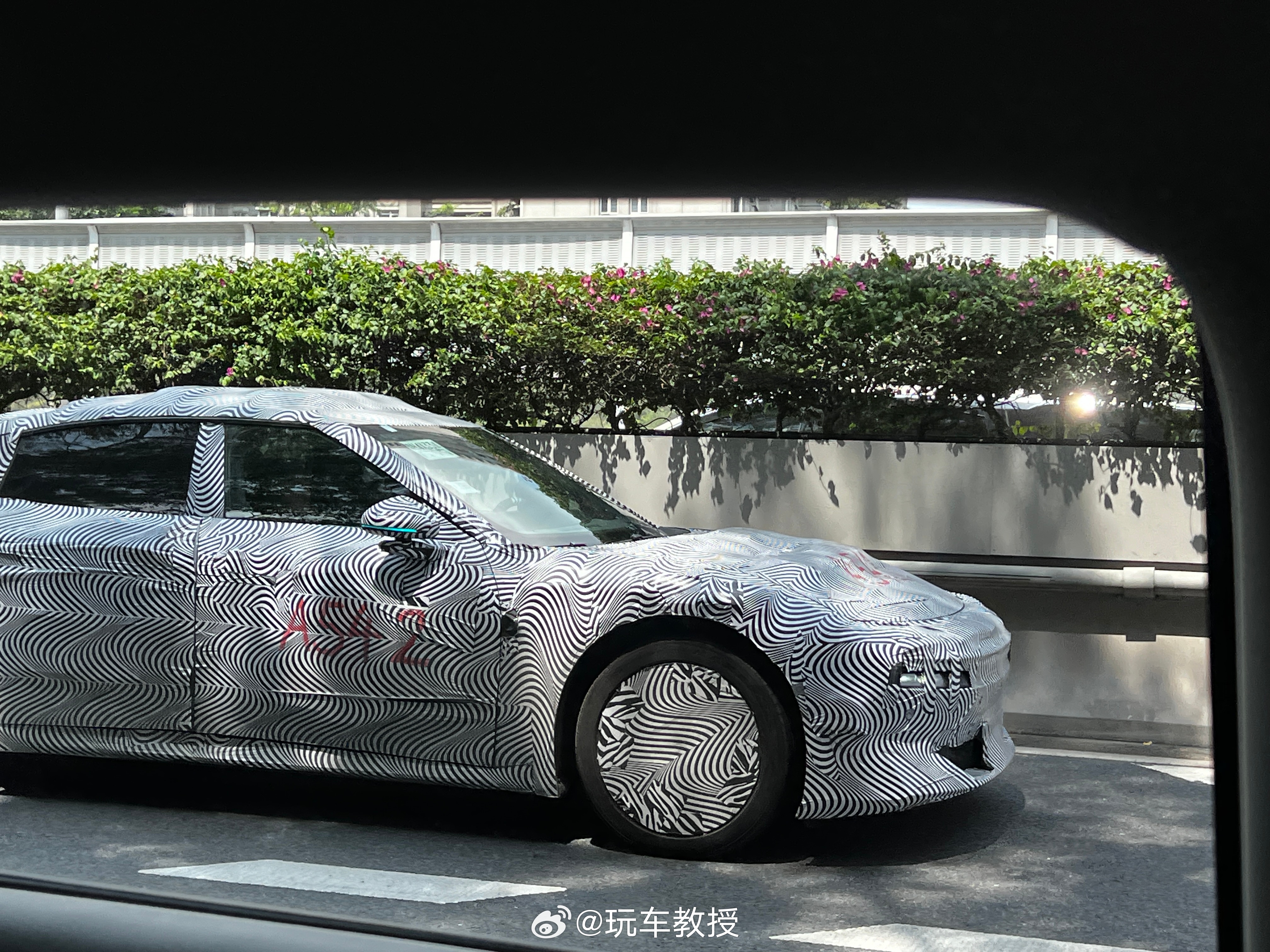 今天教授看到的，猜猜什么车？会是P7吗？[阴险]小鹏P7小鹏 ​ ​​​