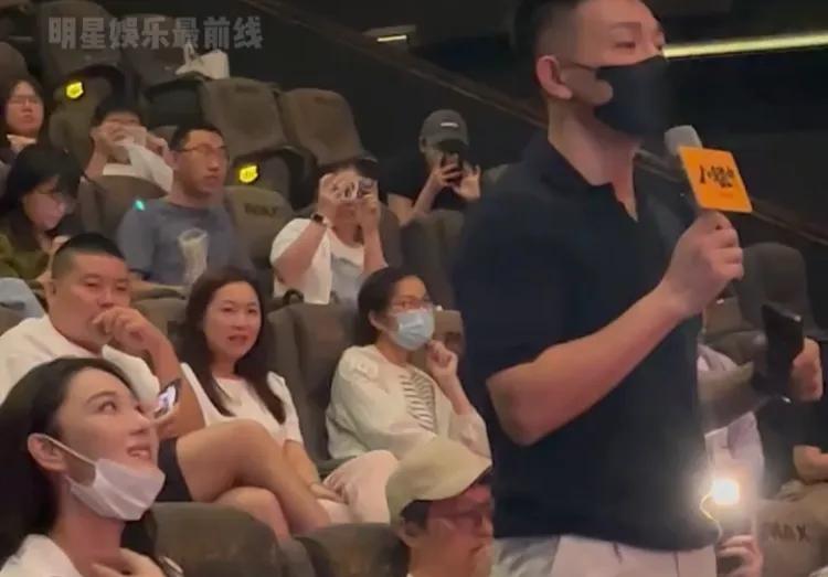 [赞][赞]军人的状态跟普通人不一样她老公好帅，这一举一动，完全长在我的审美点上