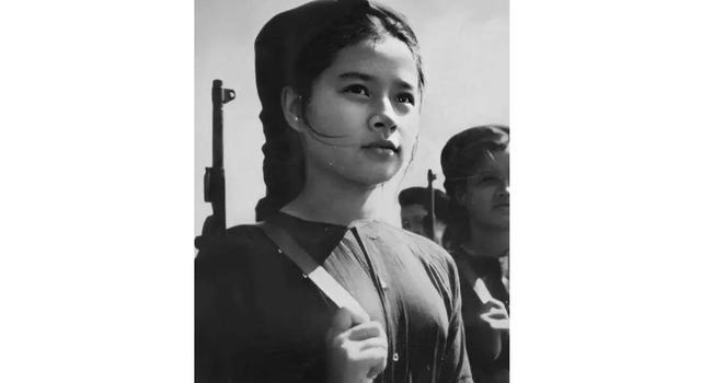 1979年，黄干宗被俘，等他醒来时，却发现抓他的是两个越南女兵，而更让他吃惊的是