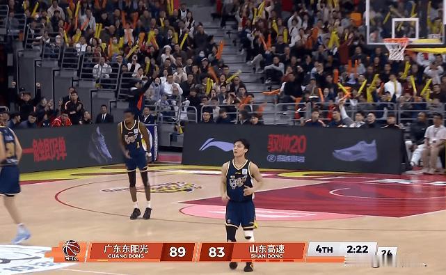 徐杰关键时刻两记三分价值连城，领先山东男篮六分




徐杰越到关键时刻越敢打，