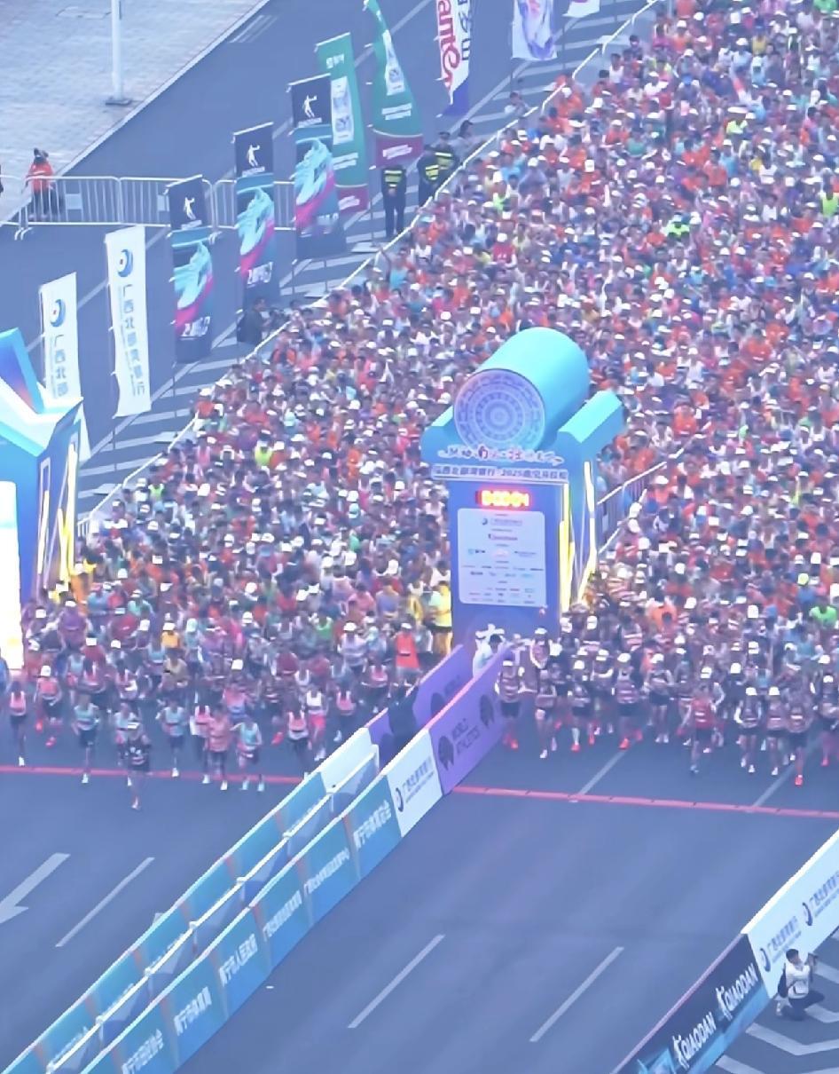 2025南宁马拉松，3.6万人激情开跑！

我跟家人说，我想参加马拉松，他们说，