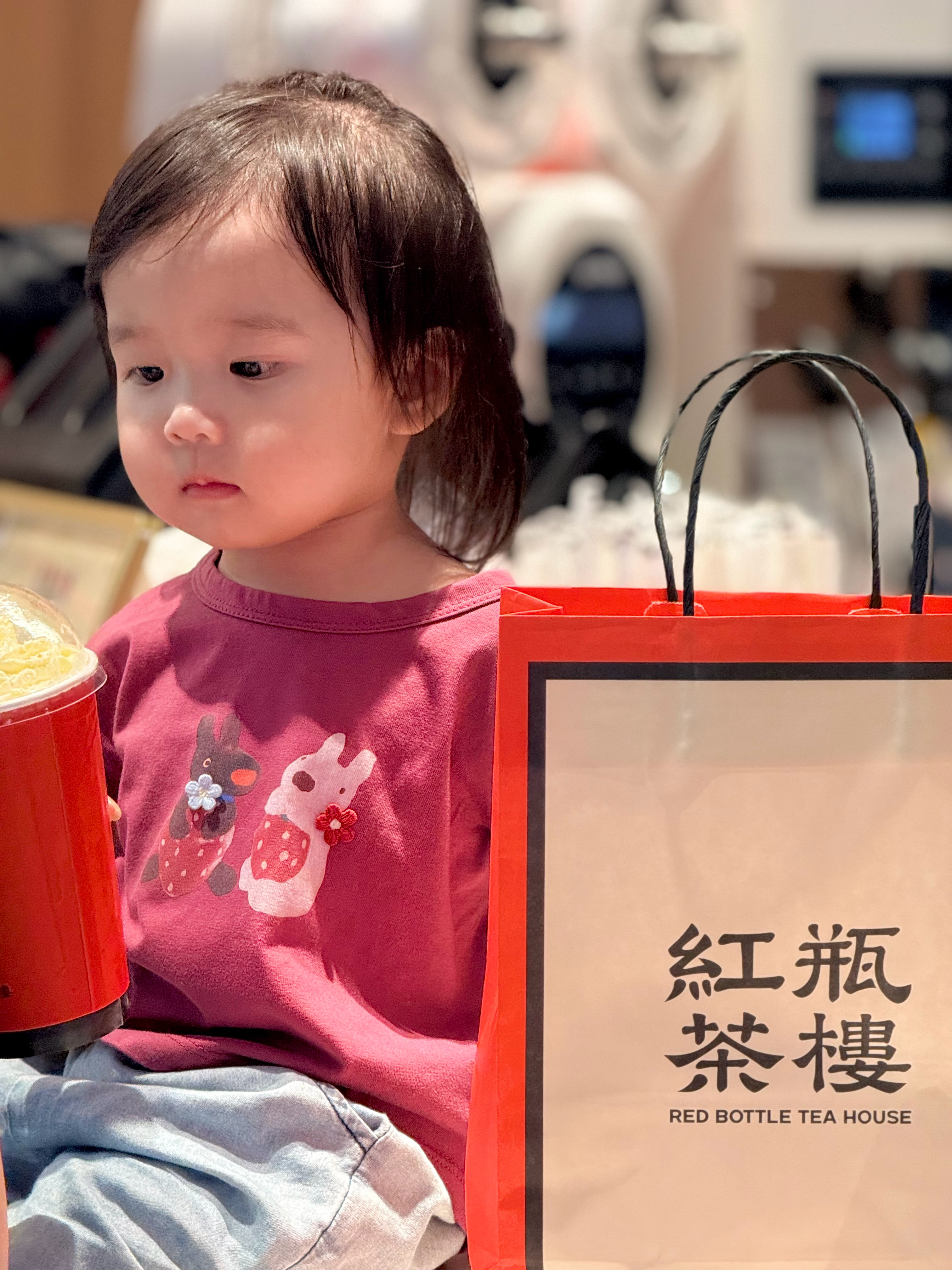 也妹人说儿 买奶茶送小孩儿啊 ​​​