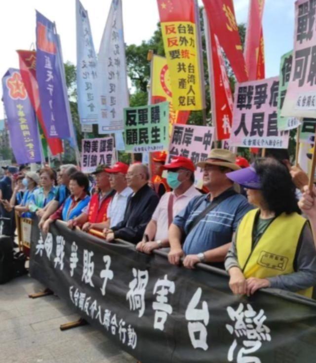 台湾岛内相当一些老百姓毫无底线支持台独、自认不是中国人，还肆意咒骂大陆人民、攻击