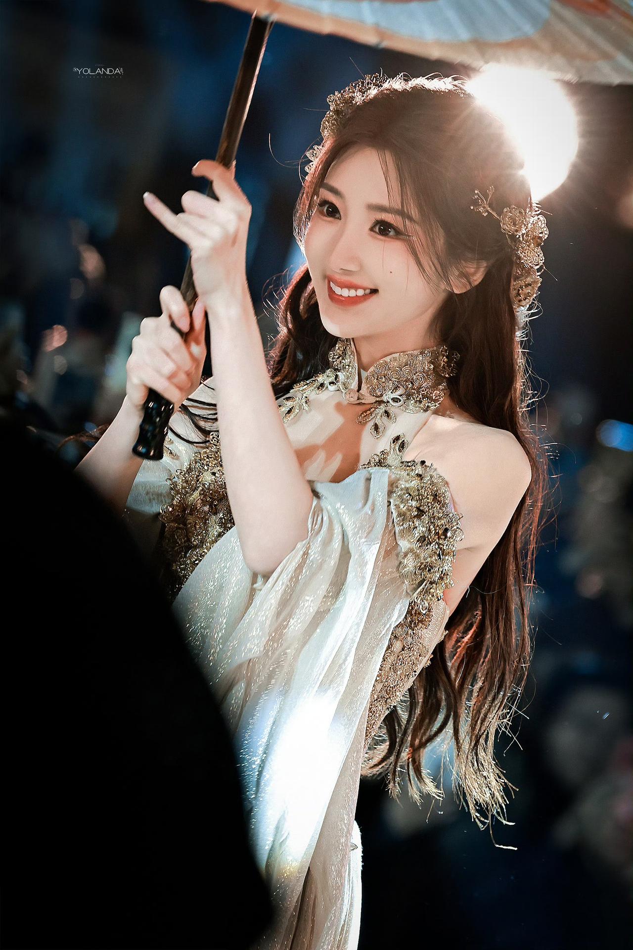 毛晓彤虽然也瘦弱娇小，但是给人气血充沛的感觉[爱慕][爱慕]