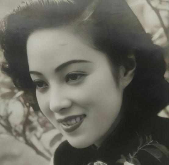 1945年，女汉奸李香兰将被执行枪决，没想到，处刑前她突然解开胸口扣子，从胸前掏