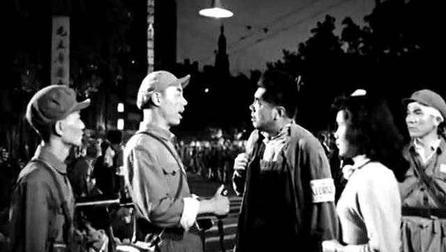 1950年，1位机关干部的亲属出殡，途经青龙桥检查站被拦了下来。哨兵要证件，干部
