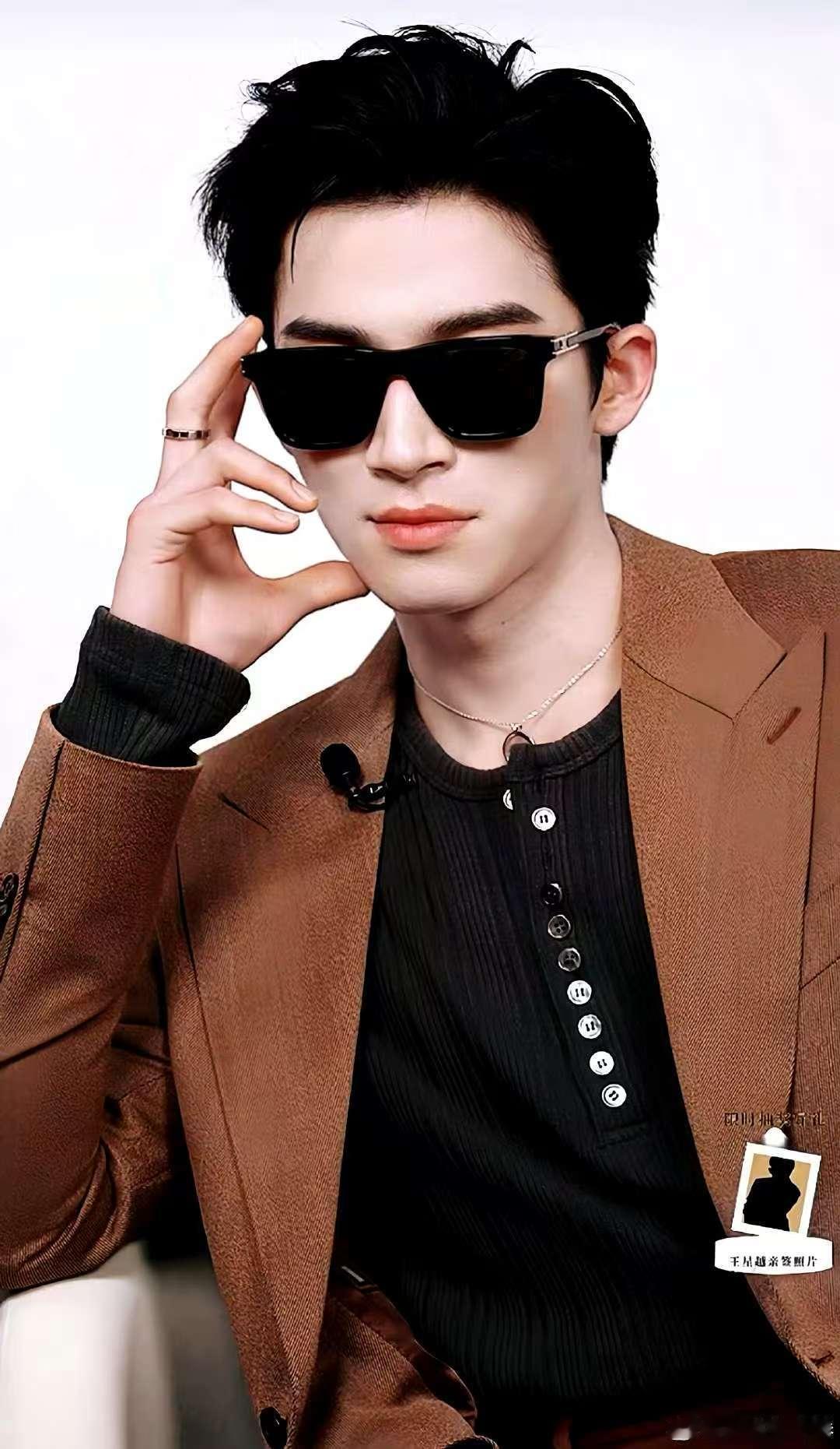 王星越从高干文走出来了  谁能拒绝这样的王星越！棕色西装凸显挺拔身形，金丝眼镜增