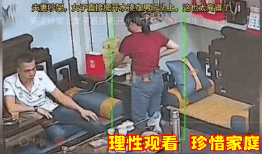 最毒不过妇人心！这位红衣女子有多大仇多少恨，竟毫无征兆地把一壶开水倒在丈夫的头上