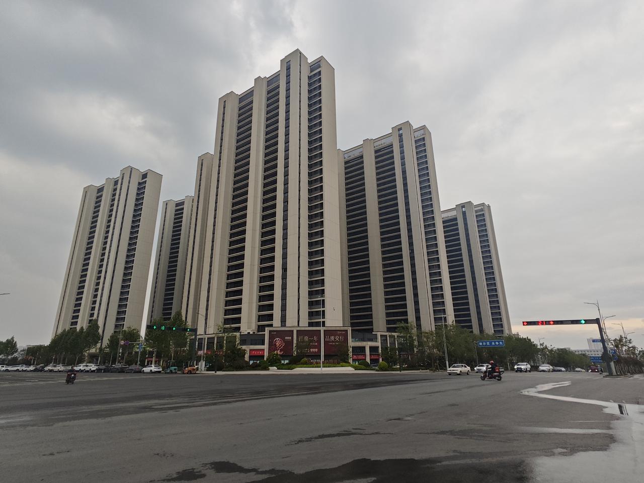 漂亮的高楼，何时才能住满人哈！

昨天骑行回来，走到文兴路与汉仓路十字等红绿灯时