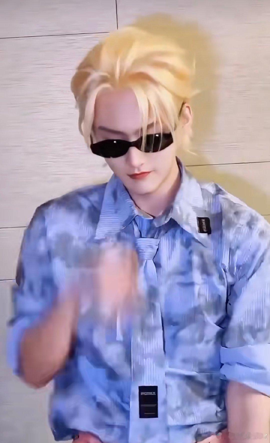 周柯宇跳星奇摇 刷到周柯宇的星奇摇才知道什么叫“蛊王”！他带着独有的慵懒与张力，