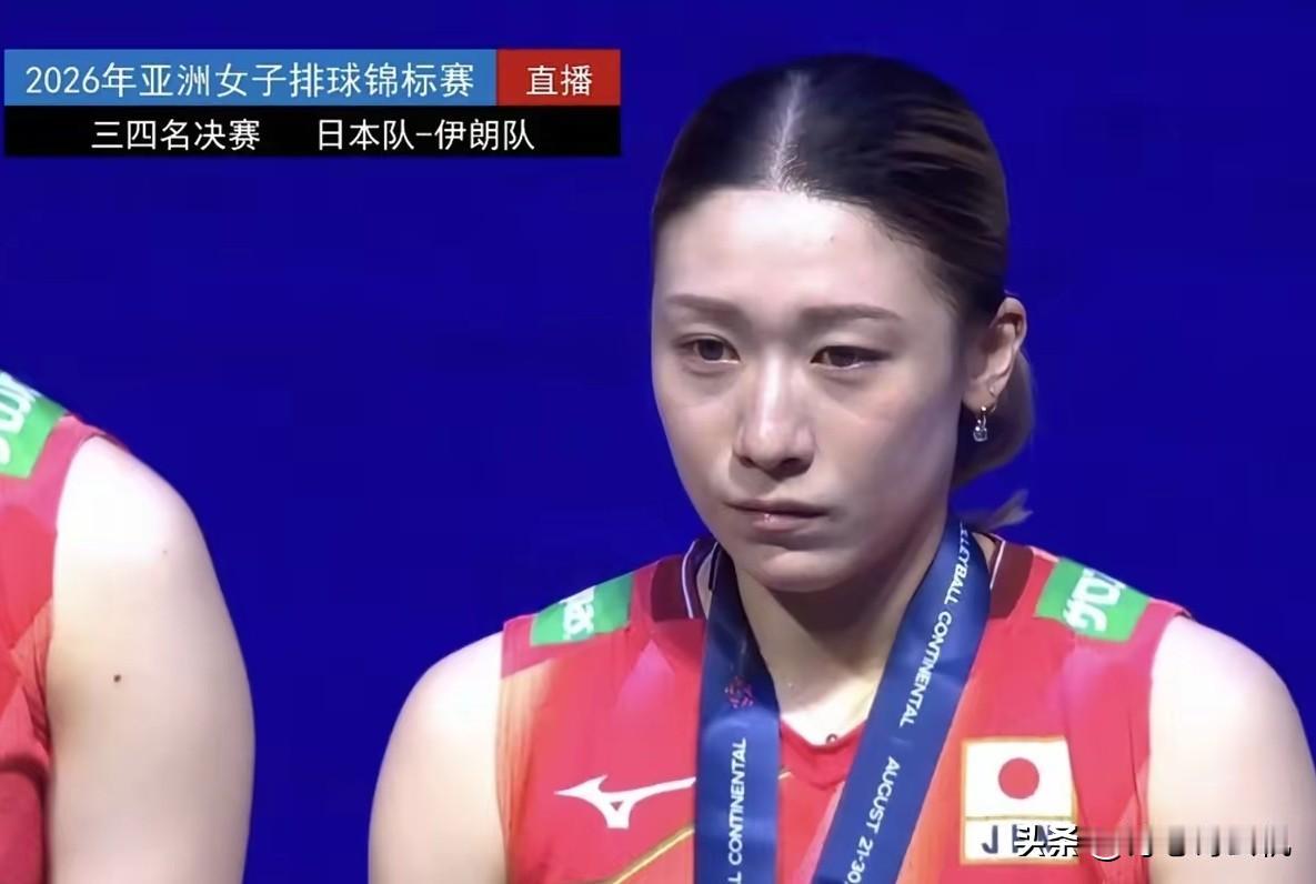 日本女排又哭了[流泪]日本女排获得铜牌后，魏秋月作为颁奖嘉宾给她们颁发奖牌，戴上
