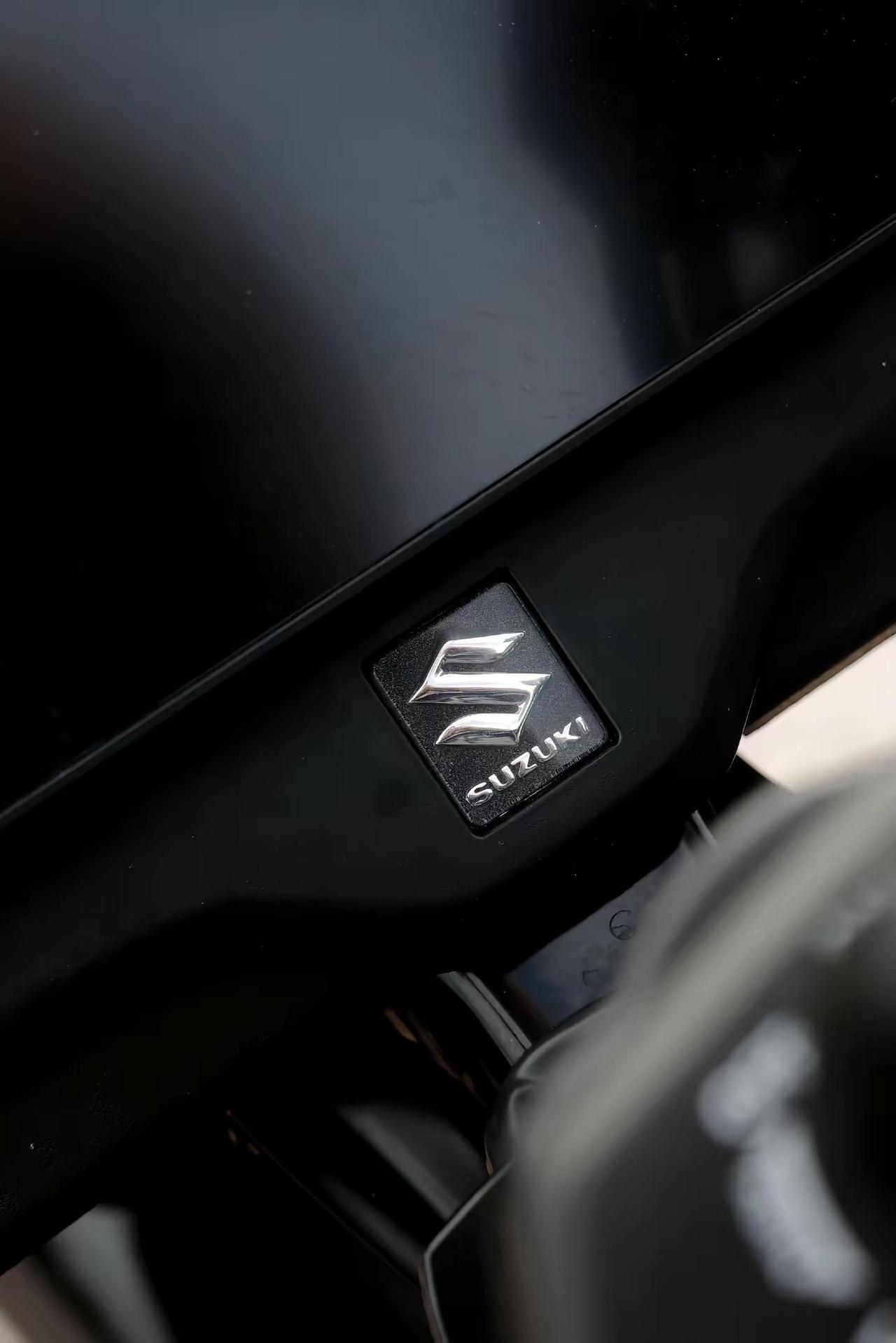 新手绕不开的仿赛——GSX250。2026款GSX250迎来了史诗级加强。沿用了
