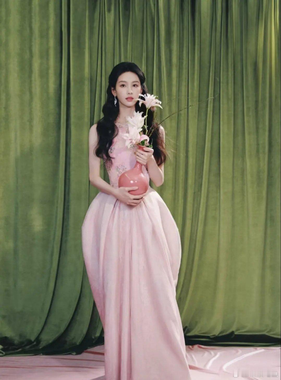 陈都灵和田曦薇这不是同款吗？为啥嘟这图裙子咋看起来质感不好 