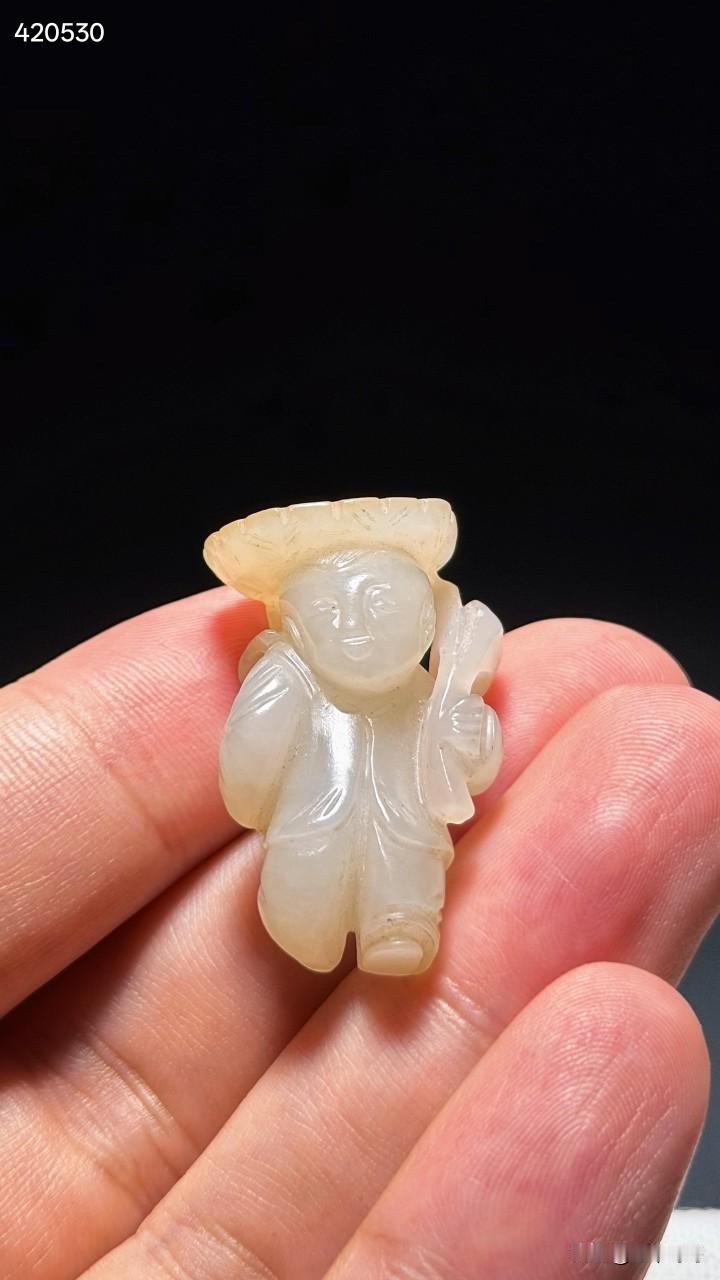 明 和田玉籽料 白玉留皮 持莲童子 挂件 吊坠 宽2.1厘米 高3.3厘米 厚1