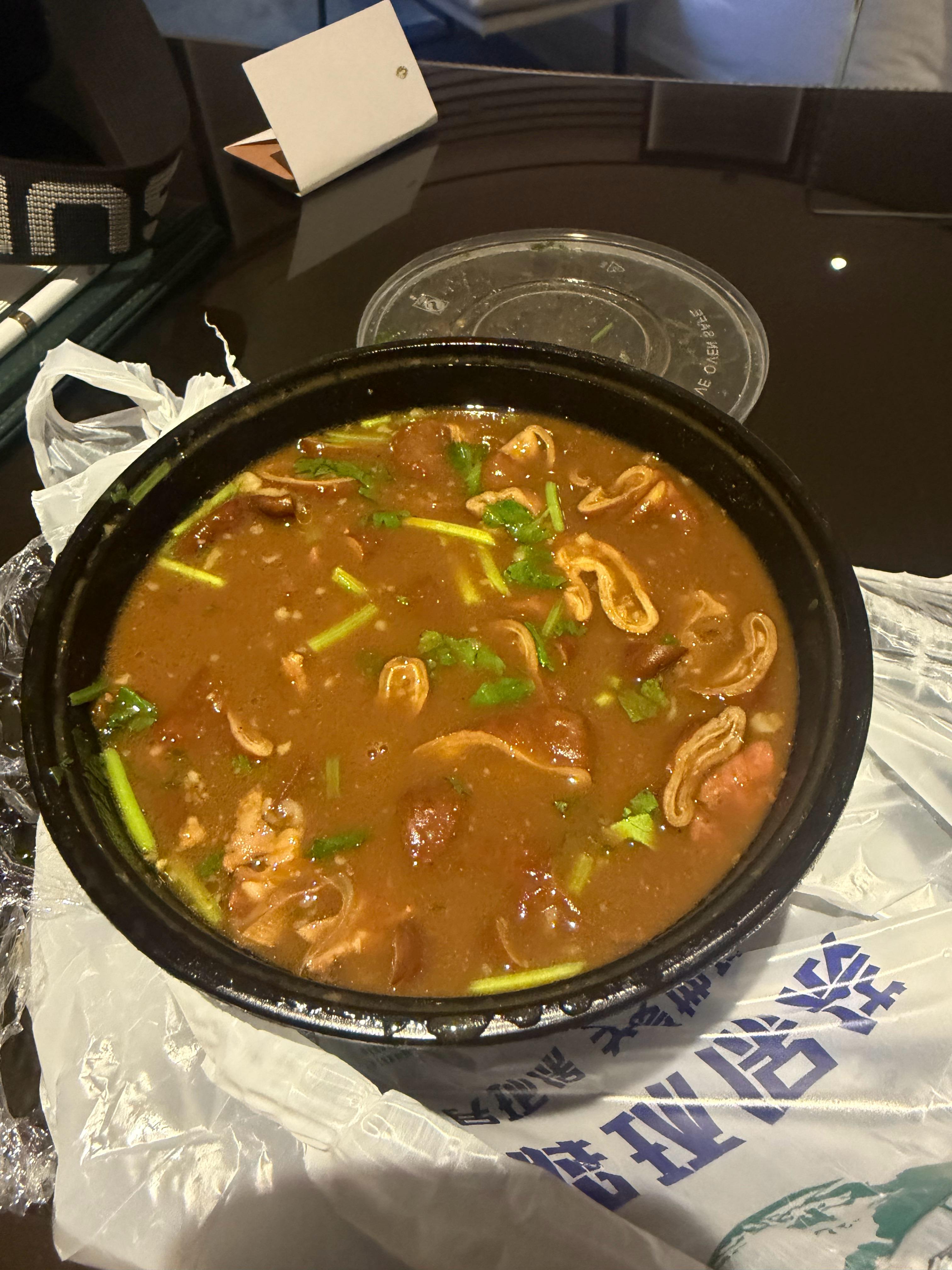 我的天老爷啊  我明天早上7点要录节目，我是真怕水肿…但我真的想把卤煮蒜汤都喝光