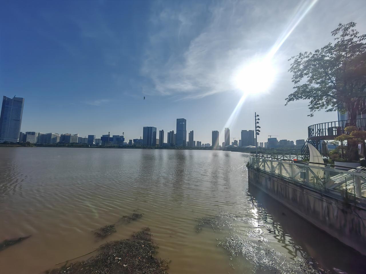 “五一”去了西安灞河边，那叫一个热闹！河边全是出来游玩的人，一家家人们老小其乐融