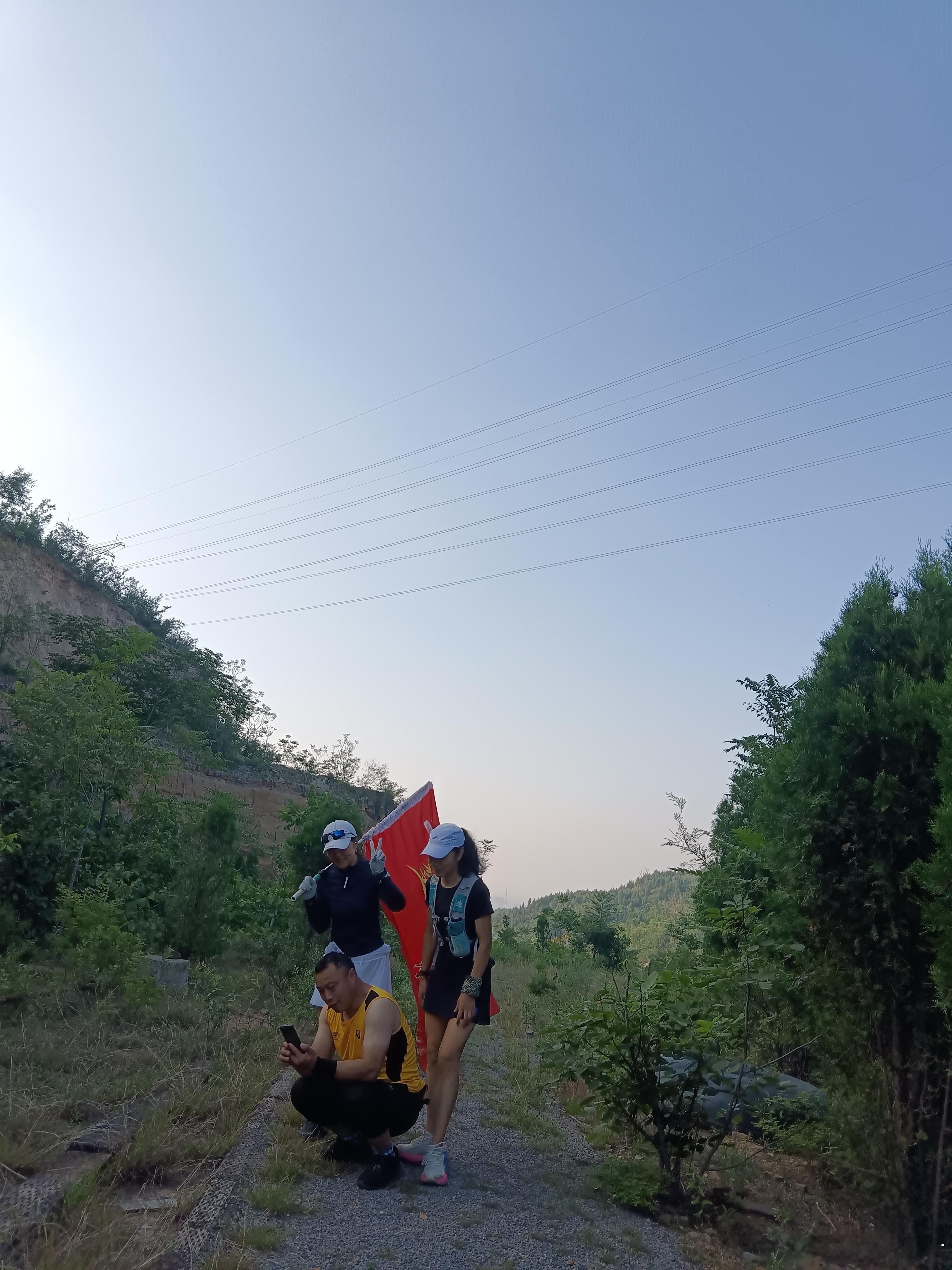 黎明脚步跑山小分队花海公园越野跑