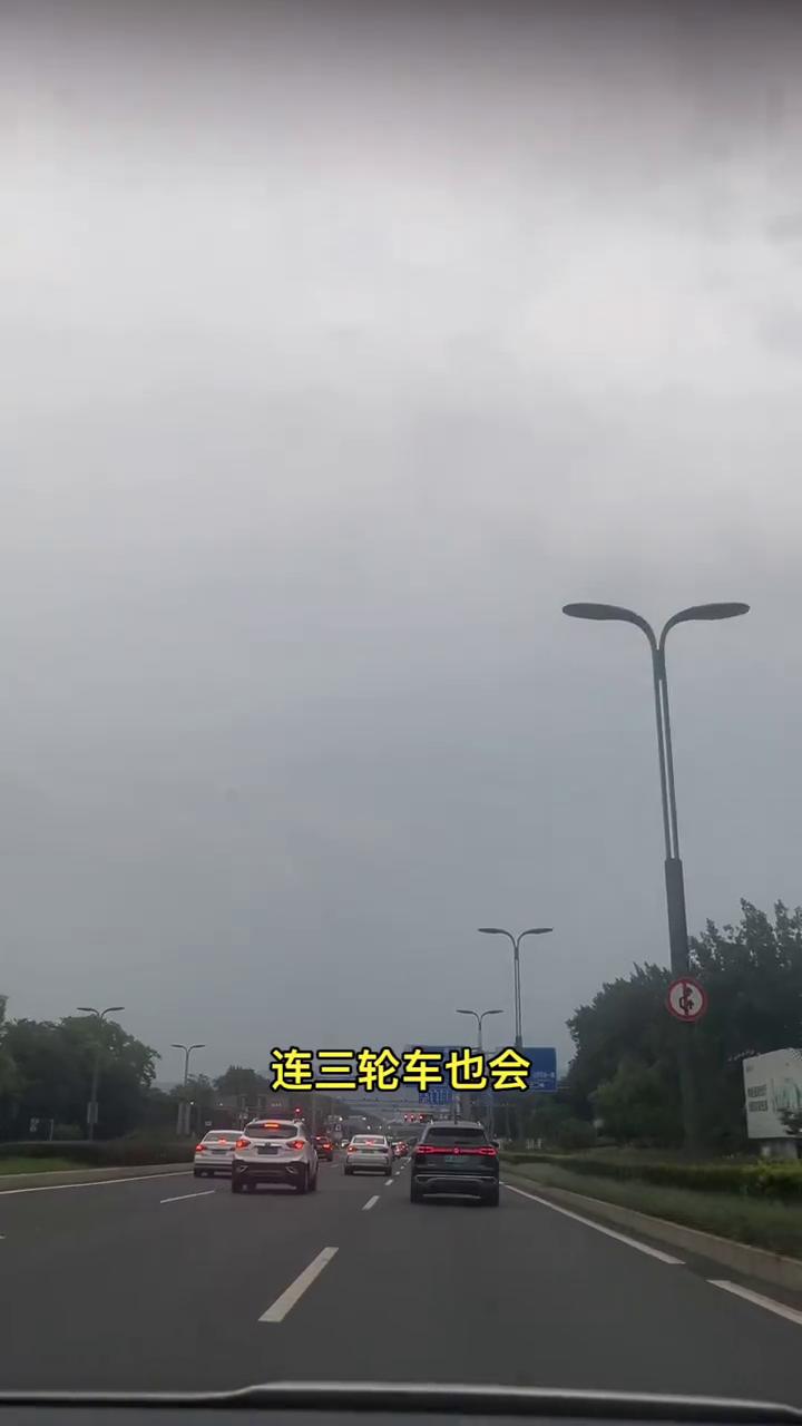 你敢相信吗？世界上居然有这样全能的男人，就是他既会骑自行车，又会骑电动车，还会骑
