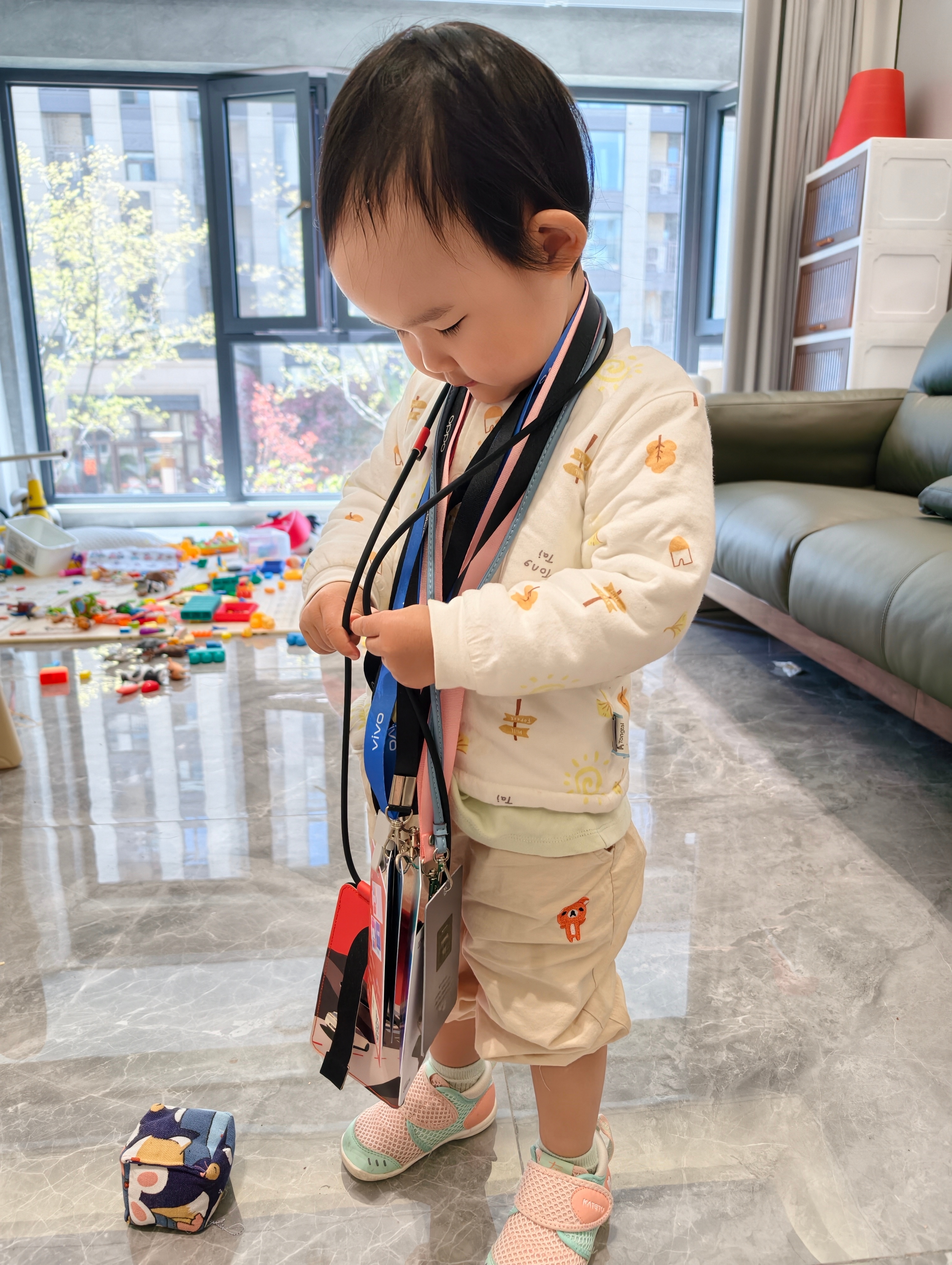 「小小小媒体上线」自己戴上一大把媒体证问我漂亮吗？ 青岛·中国海洋大学崂山校区