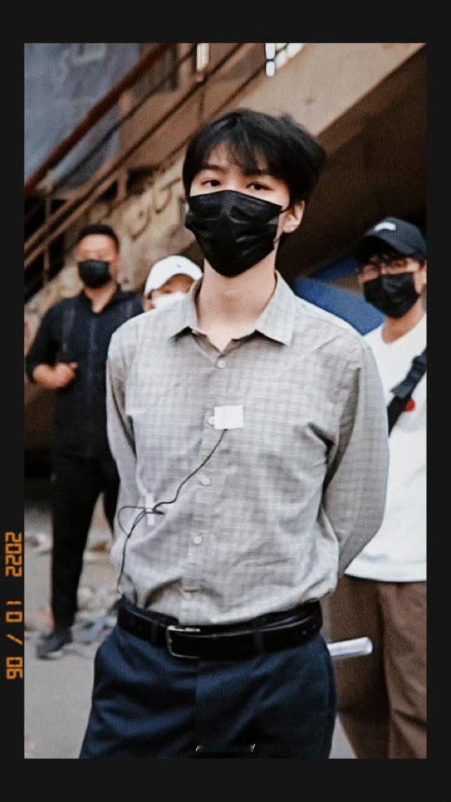 #王俊凯[超话]#  记录一些两年前今日万里归途独家纪录片里易碎无辜漂亮到心醉又