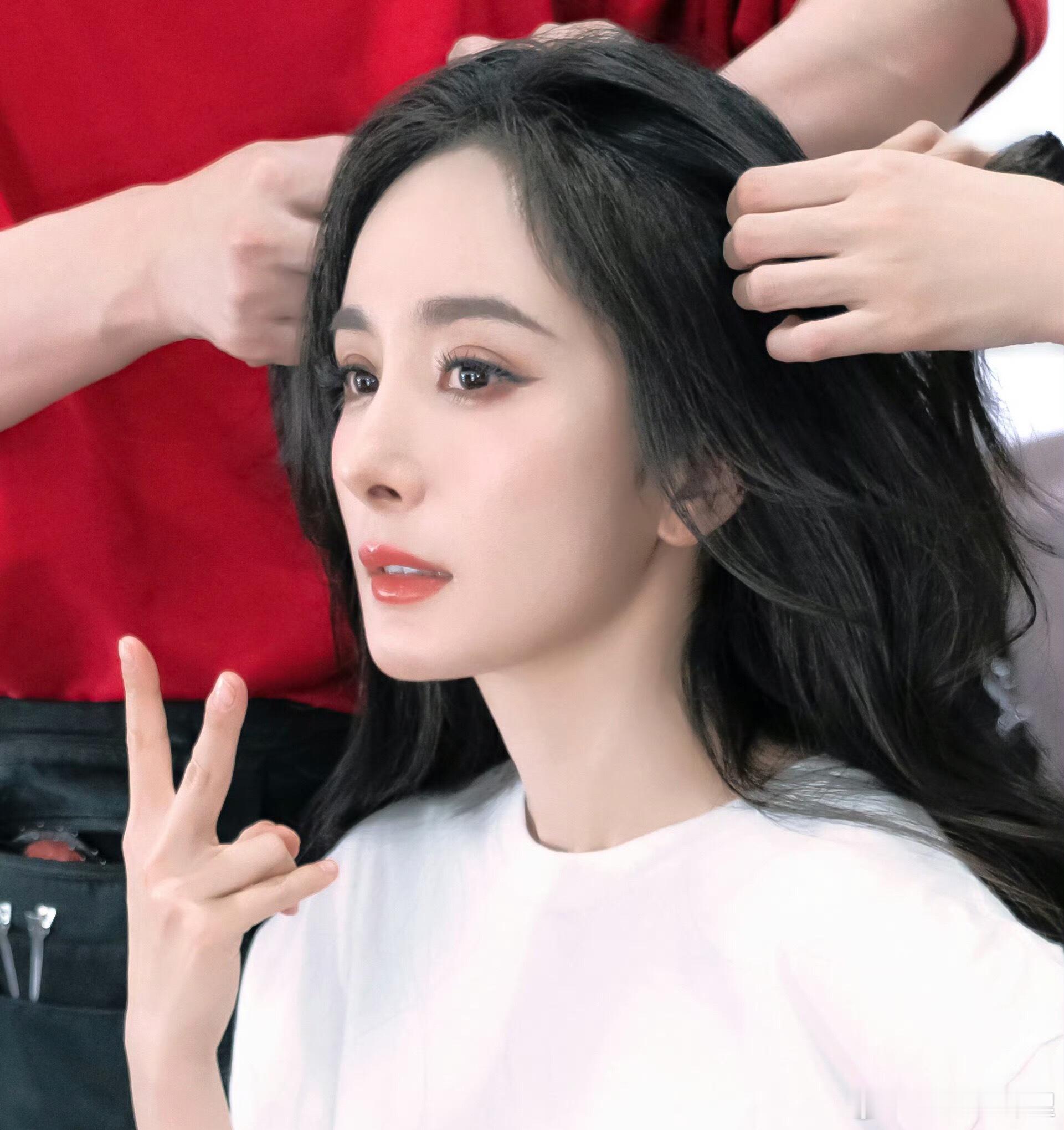 杨幂还是放不下她那破剪刀手支持杨幂比个耶 