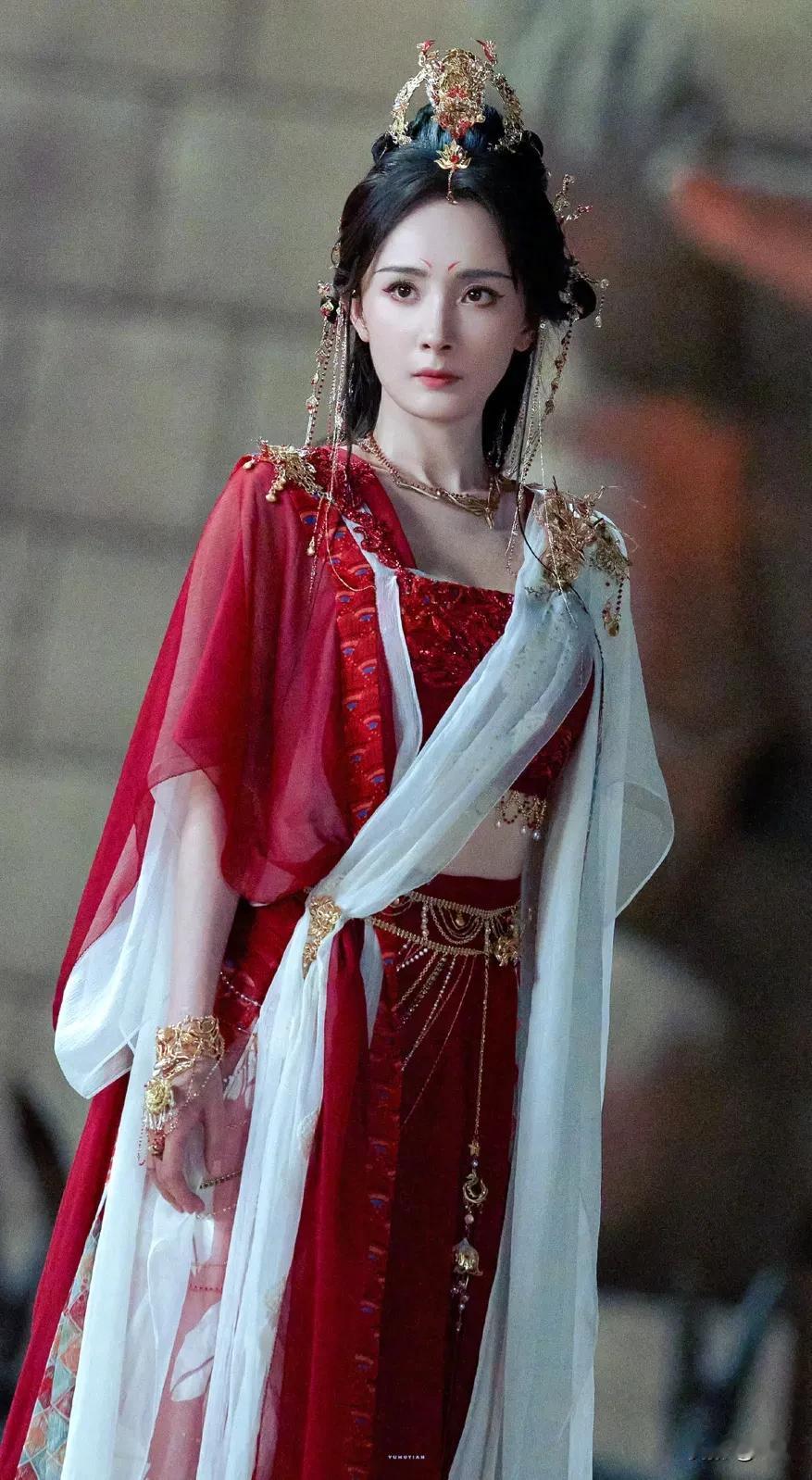 古装剧中“白红搭配”的女星，杨幂，迪丽热巴，刘诗诗，鞠婧祎，谁美？