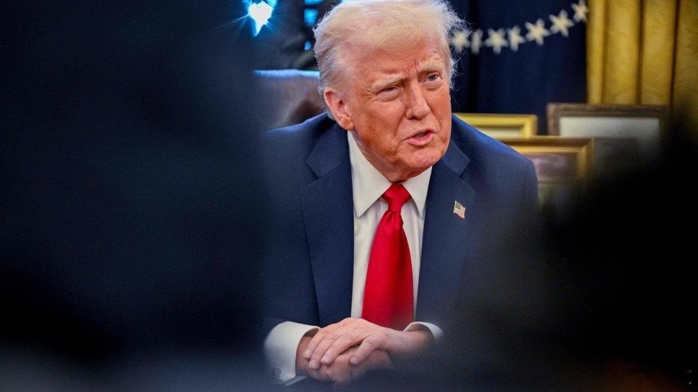 特朗普因格陵兰岛向欧洲8国加税 特朗普在社交平台宣称，因格陵兰岛问题，自2月1日