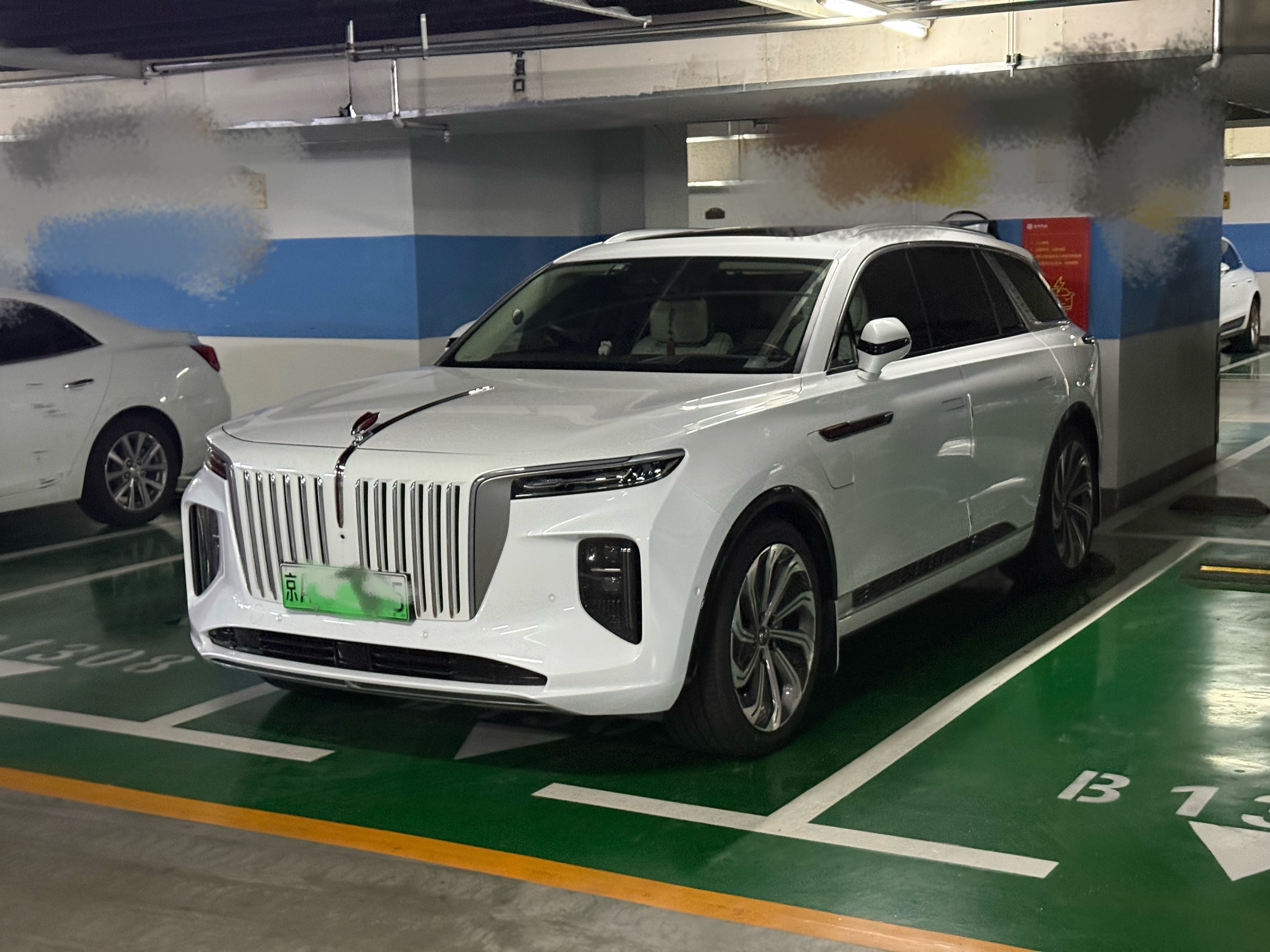 小区地库停了一辆红旗 EHS9，这车的气场不比尊界 S800 弱吧……堪称初代电