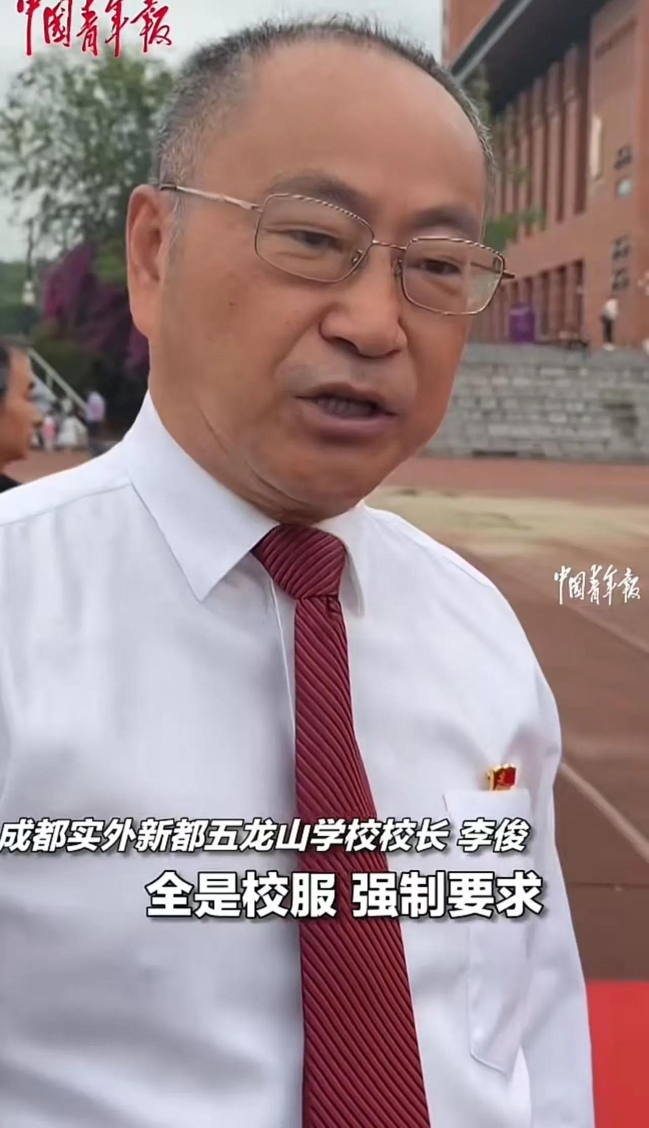 这位校长的做法确实三观很正，也戳中了当下不少成人礼变味的问题。
 
如今有些成人