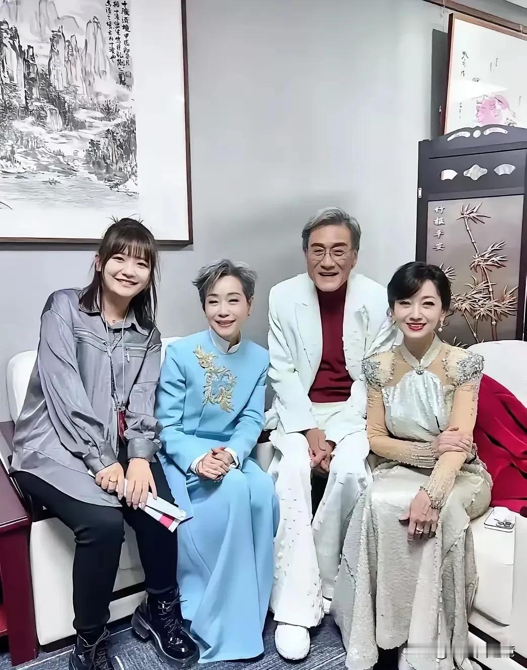 这是今年春晚结束后的一张合影，梁家辉、叶童、赵雅芝，这三个六七十岁的老艺人，看起