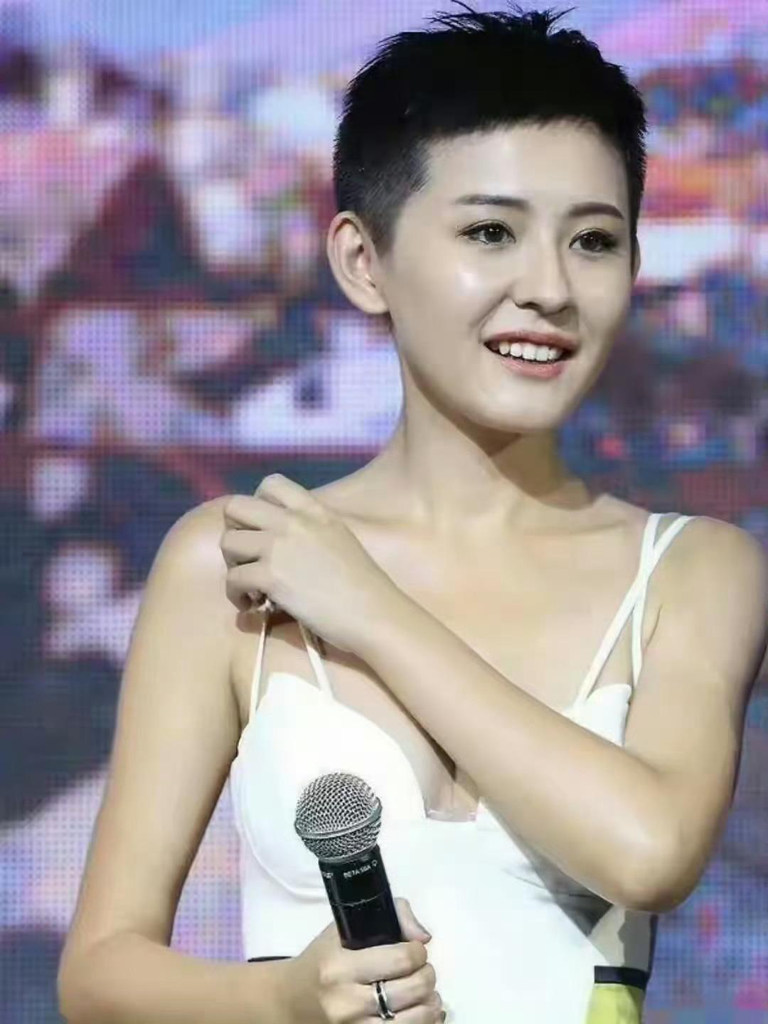 短发有胸是女人味，短发飞机场就是另一回事了……  