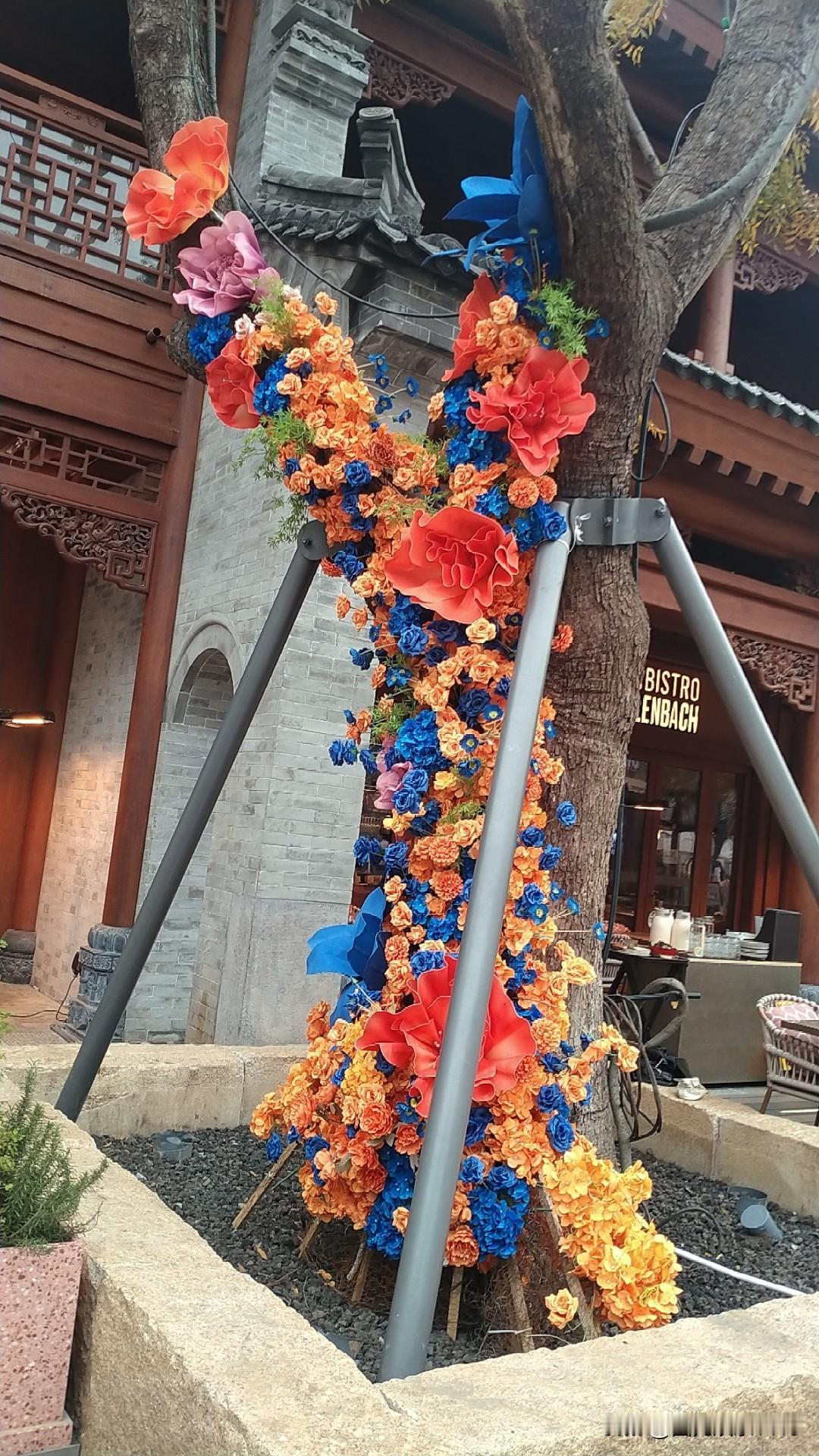 城市风景一角照片分享带孩子去了附近的古街，装修风格古色古香。商铺也是古典装修风格