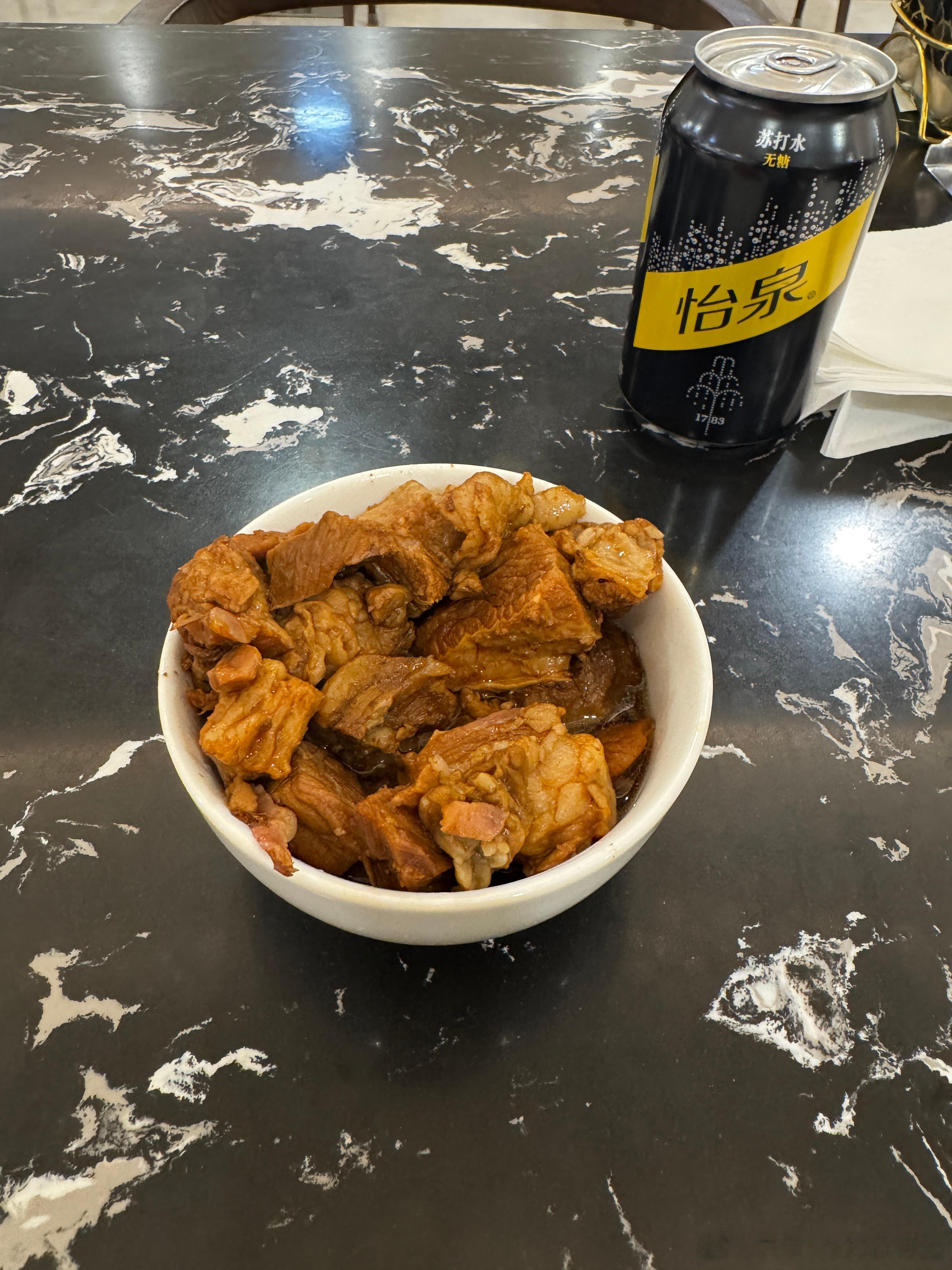 休息室太实在了，要一小碗牛肉，结果满满一碗这外面也不少钱呢万物皆可验 北京·首都