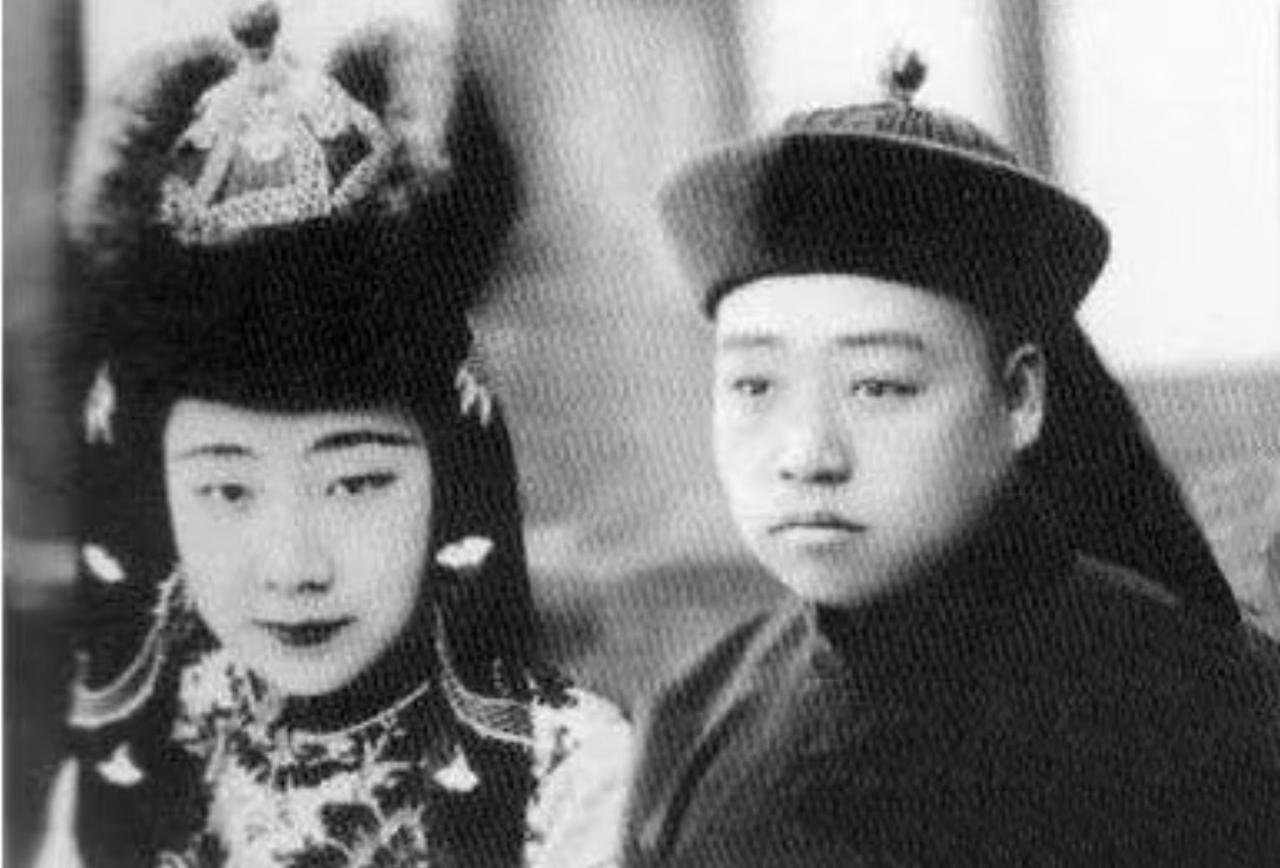 没想到清朝都亡了十几年，正宗的满蒙联姻居然还在办。这张新婚照里的男子是阿拉善末代