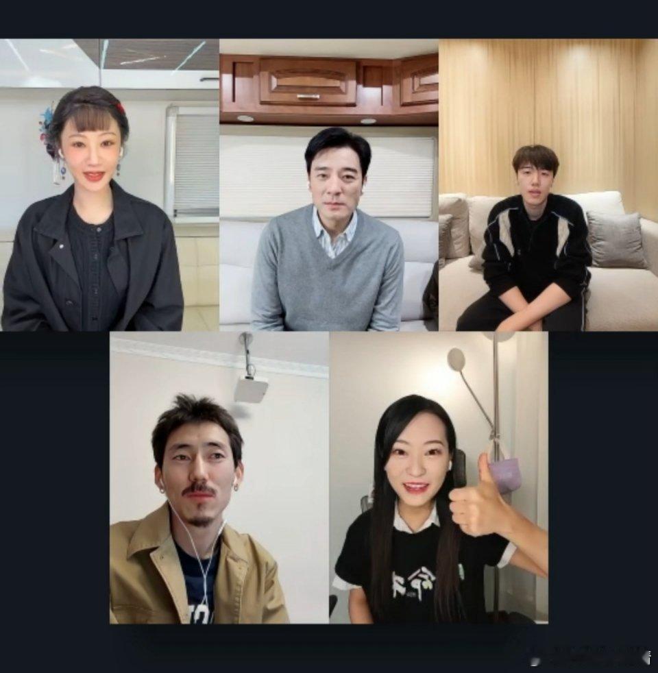 左上角女的是谁？ 