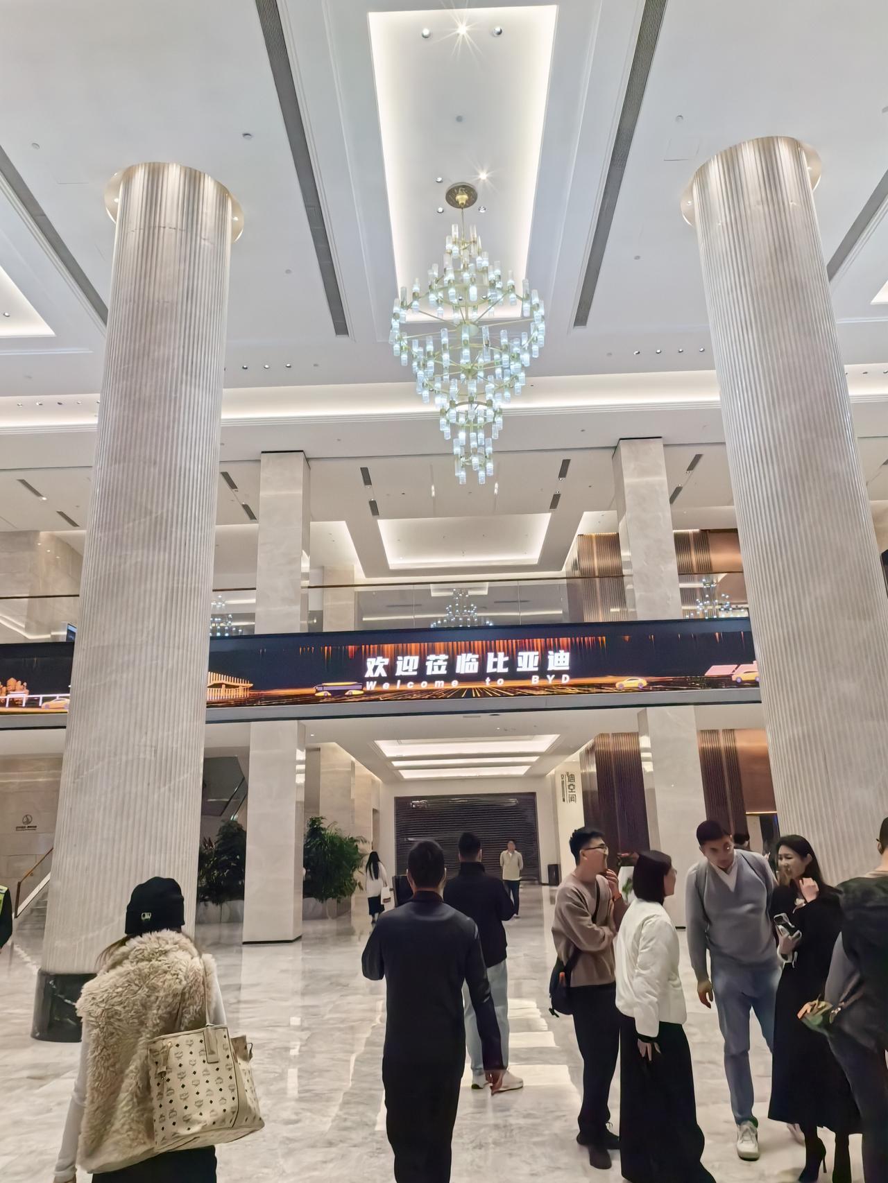 比亚迪海洋网四周年用户盛典，大家看到的是热烈的氛围，震撼的现场，年轻的车主分享等