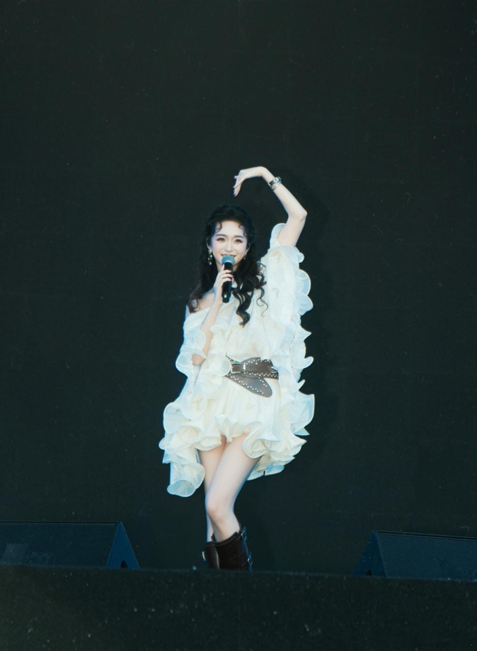 何泓姗音乐节首秀何泓姗首场音乐节谁懂啊！何泓姗音乐节首秀太惊喜，粤语歌也唱得超有