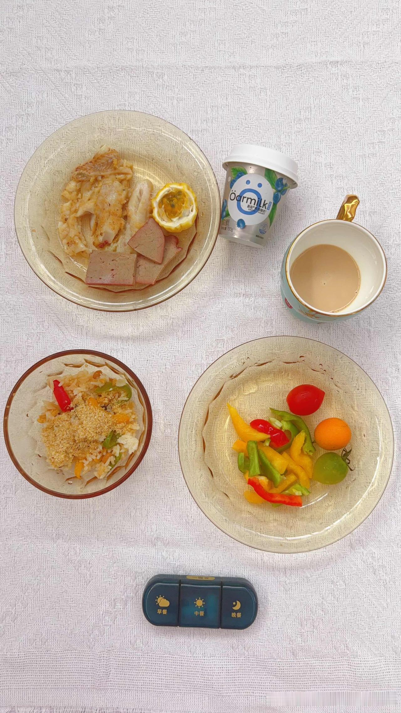 一人食彩虹餐。几口五常稻花香大米饭加小麦胚芽。彩椒彩色小西红柿，如果早餐没有时间