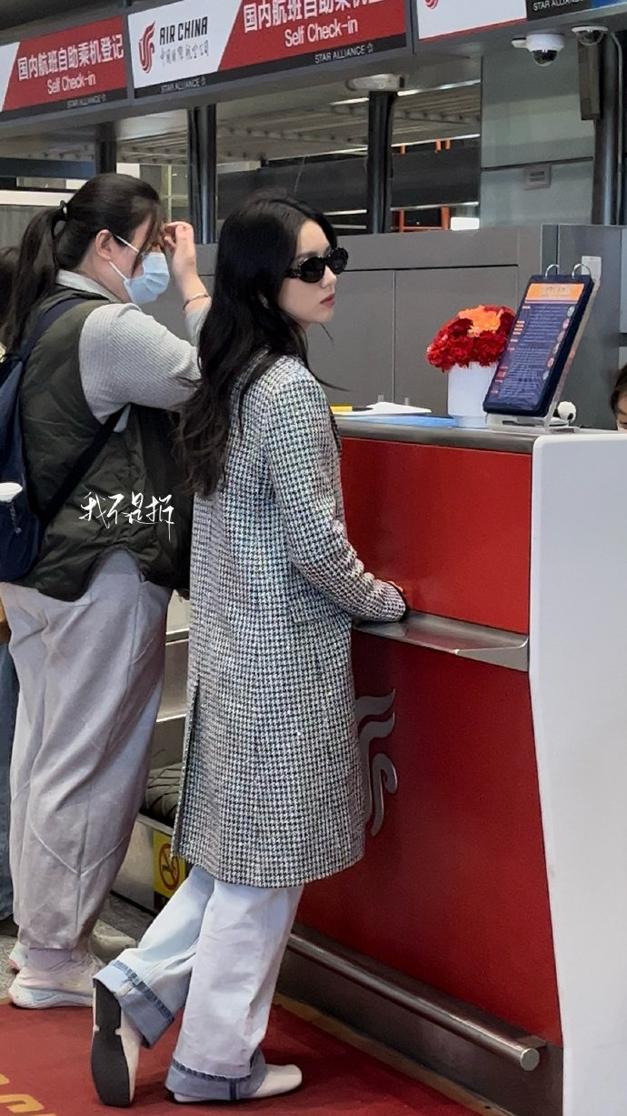 周也豪门千金把机场走成秀场 巴黎出发前周也机场状态满分，从容的步伐与精致的装扮相