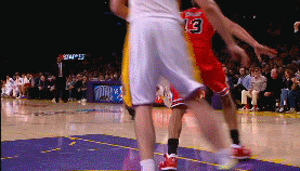 科比的底线转身加后仰跳投！配合上一点滞空，命中率非常高！