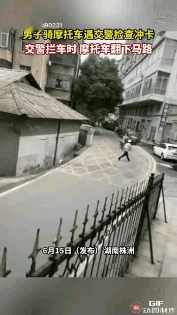 你看，你看，推人的铺警只是被辞退，很可笑，也可悲。从视频中明显看得出辅警是故意将