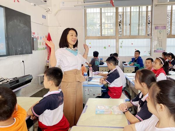 河南一位班主任当众训染发化妆学生的视频火到官媒转发，直言小姑娘朴素才安全，劝大家