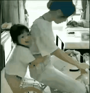 反应有点儿过了吧。这一看小姨就没有男朋友！[捂脸][呲牙]