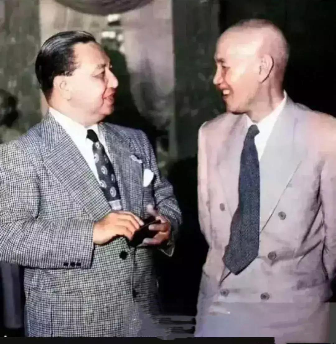 1949年，蒋中正穿着西装留影，虽开怀大笑，内心却非常苦闷！

这张照片是194