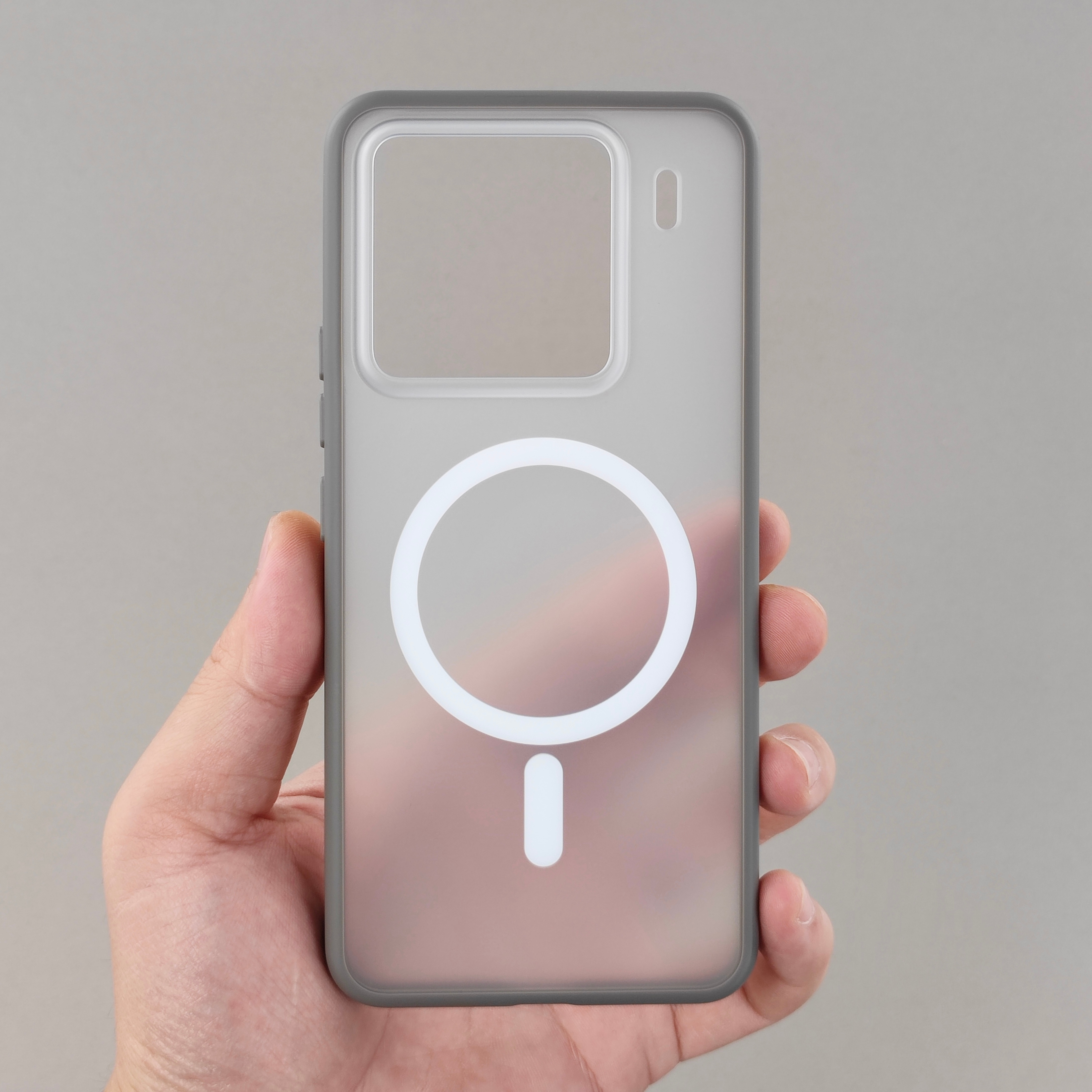 小米 15 Pro 013 钛灰磁吸款到了一些货[嘻嘻]已安排上架，磁力够强，吸
