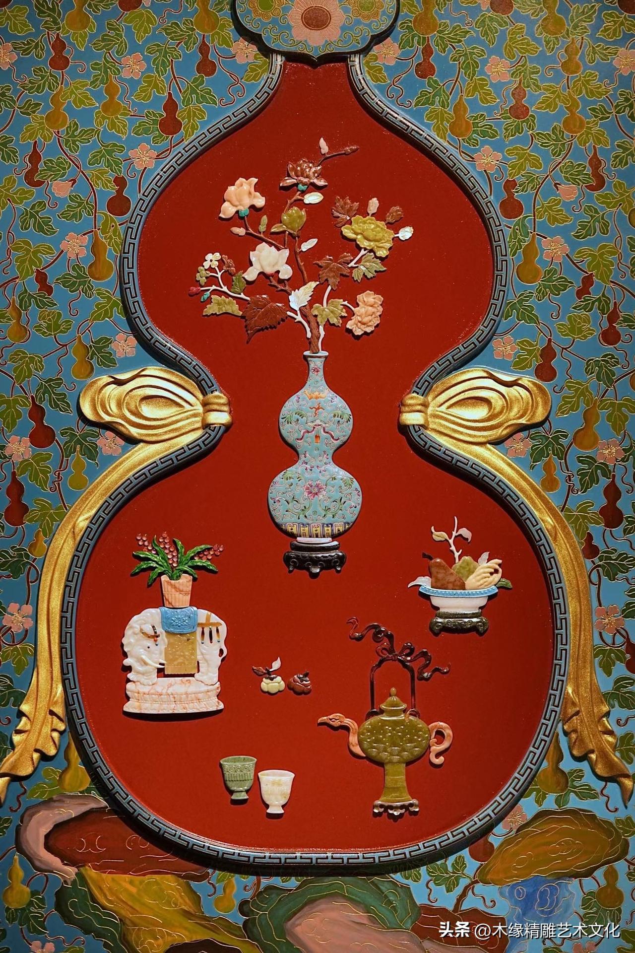 满屏琳琅，满目春意。

百宝汇聚一屏，玉的温润、玛瑙的沉静、螺钿的流光、珐琅的明
