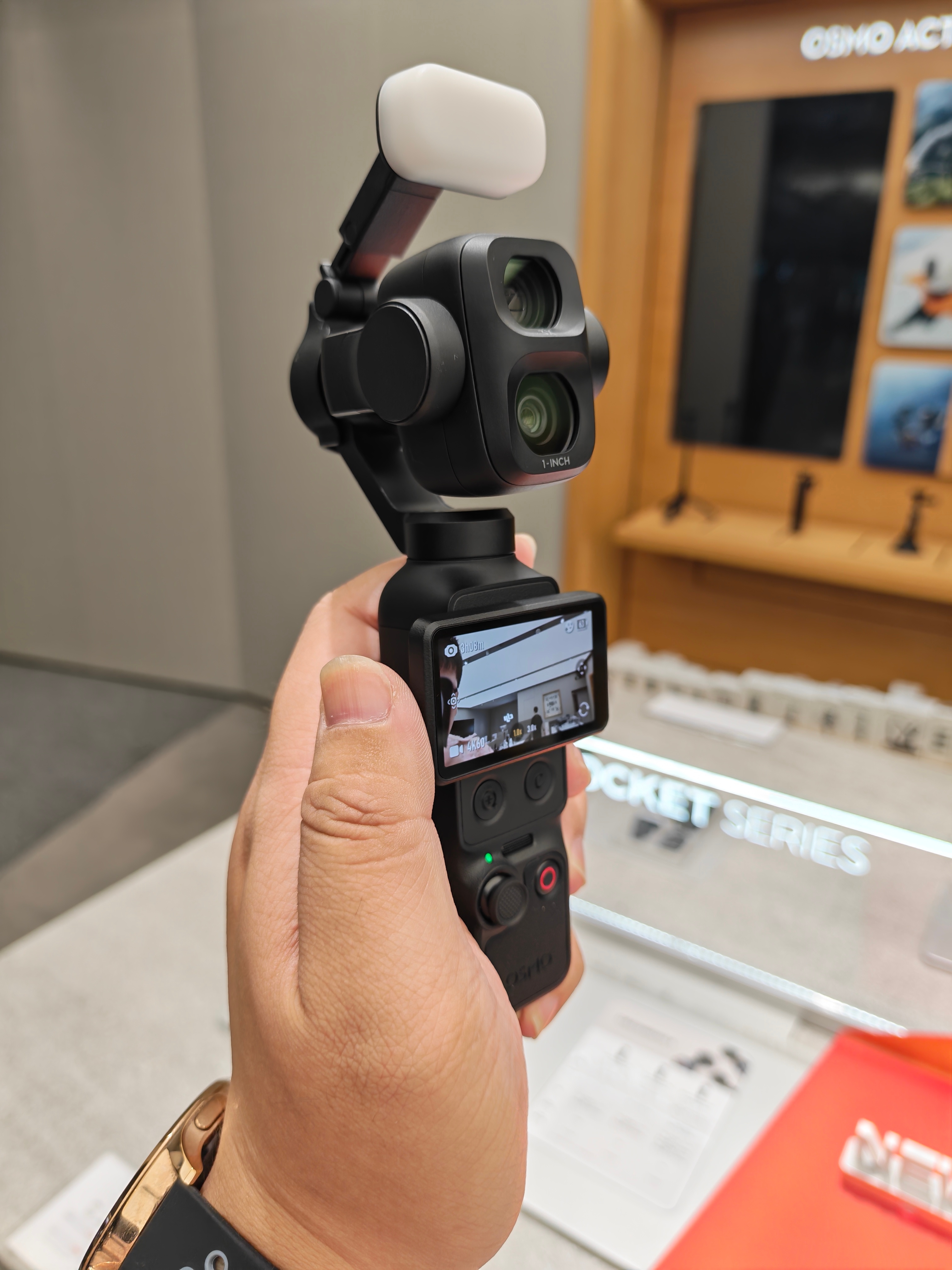 在机场看了一下大疆Pocket4 Pro，摄像头好夸张不过这个长焦有点厉害，看图